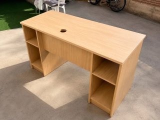 Escritorio de madera con cajones y estantes