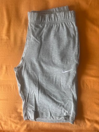 Pantalón corto NIKE gris