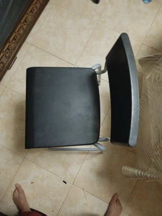 Silla de metal y plástico negra