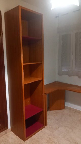 Dormitorio infantil con cajones y para dos camas.
