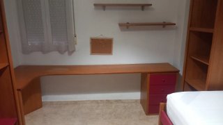 Dormitorio infantil con cajones y para dos camas.