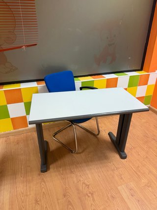 Mesa de oficina gris y blanca