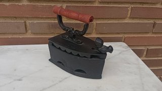 Plancha de carbón antigua de hierro fundido.