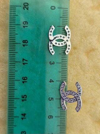Orecchini Chanel CC Argento con Zirconi