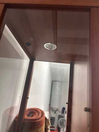 Armario expositor de madera y cristal