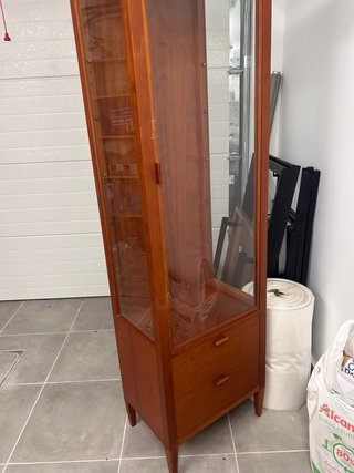 Armario expositor de madera y cristal