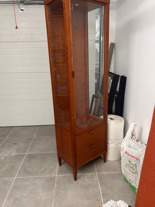 Armario expositor de madera y cristal