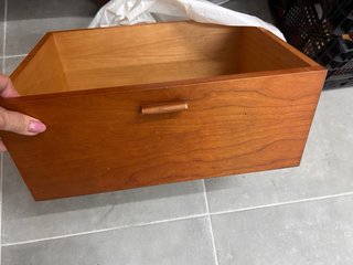 Armario expositor de madera y cristal