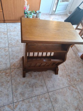 Mesita auxiliar madera con revistero
