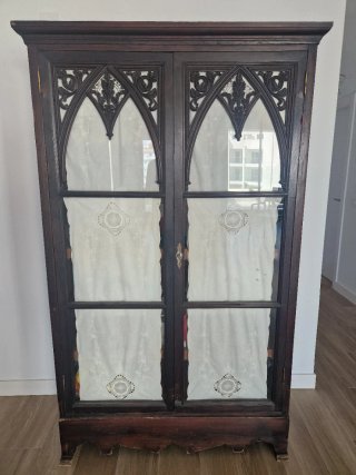 Vitrina antigua de madera con talla de madera