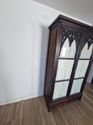 Vitrina antigua de madera con talla de madera