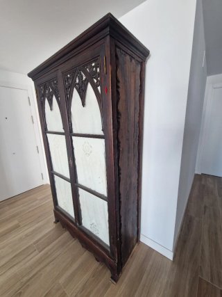 Vitrina antigua de madera con talla de madera