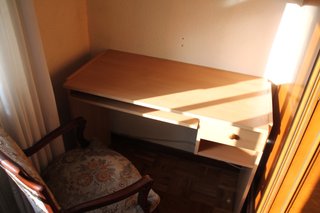 Escritorio de madera con cajón