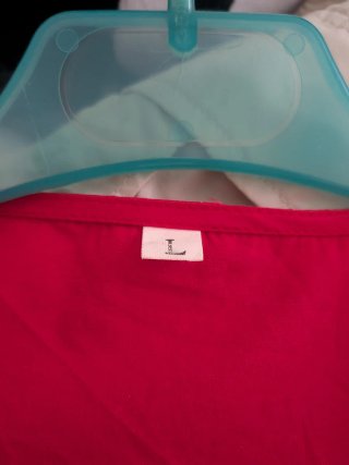 Blusa roja con lazos y mangas abullonadas