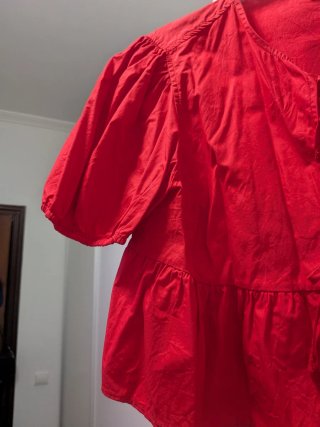 Blusa roja con lazos y mangas abullonadas