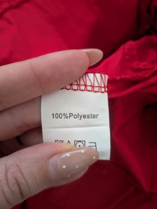 Blusa roja con lazos y mangas abullonadas