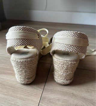 Alpargatas cuña doradas Xti con cintas