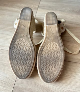 Alpargatas cuña doradas Xti con cintas