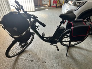 Bicicleta Eléctrica Urbana con Cesta y alforjas.