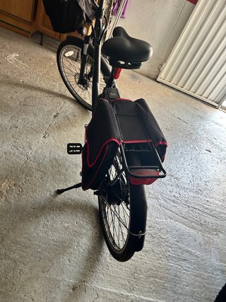 Bicicleta Eléctrica Urbana con Cesta y alforjas.