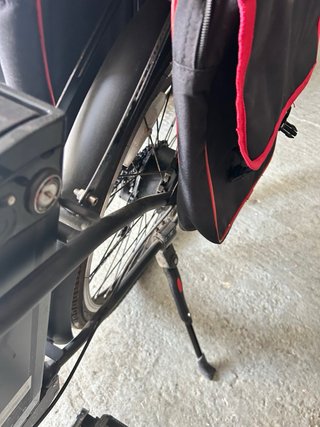 Bicicleta Eléctrica Urbana con Cesta y alforjas.