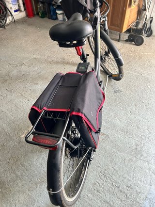 Bicicleta Eléctrica Urbana con Cesta y alforjas.