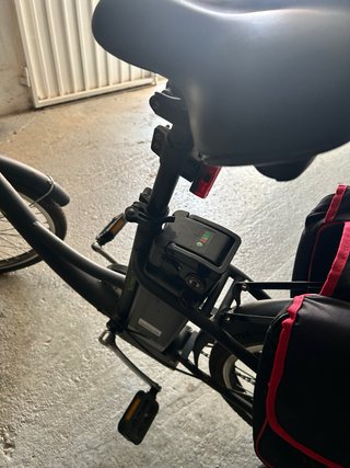 Bicicleta Eléctrica Urbana con Cesta y alforjas.