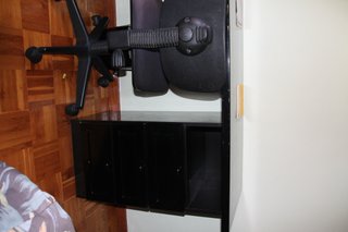 Escritorio negro y madera