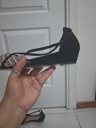 Sandalias Beige y Negras