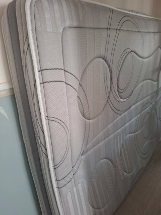 Colchón de tela gris con diseño