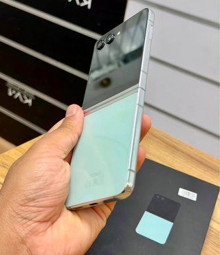 Samsung Galaxy Z Flip 5 256GB/8gb RAM