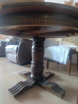 Mesa de comedor redonda de madera
