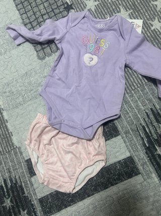 Conjunto Guess Camiseta y Leggings Bebé