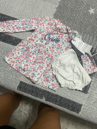 Conjunto Guess Camiseta y Leggings Bebé