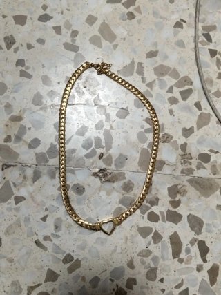 Cadena de acero con baño de oro y corazón