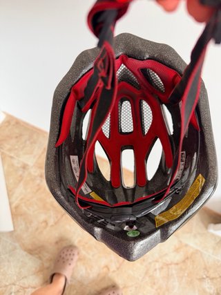 Casco de bici con luz trasera