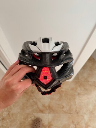 Casco de bici con luz trasera