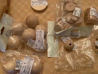 Lote piezas madera: ruedas y bolas de haya y pino