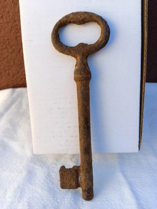 Llave antigua de metal oxidado 14cm.