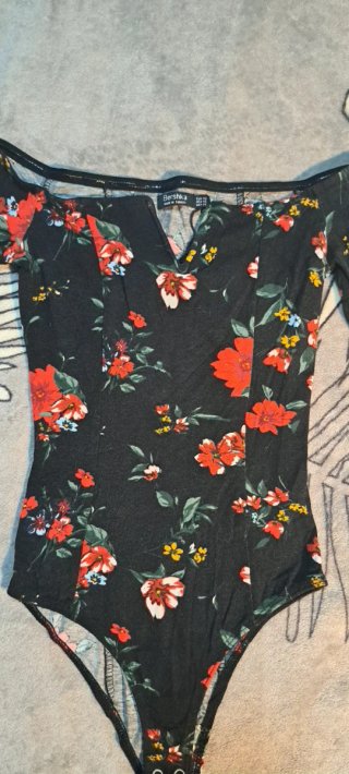 Body Bershka floral XXS es para niña muy pequeña