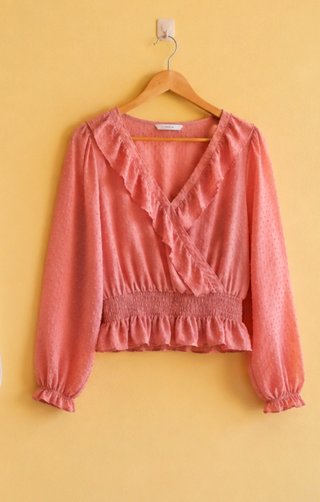 Blusa rosa con volantes y cintura elástica