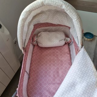 Carrito de bebé rosa con capota y bolso