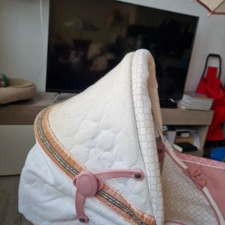 Carrito de bebé rosa con capota y bolso