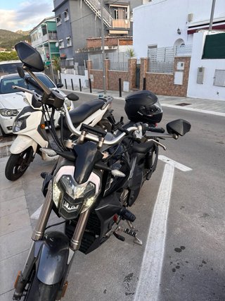 Zontes Moto Naked tipo Custom Negra y Gris