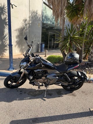 Zontes Moto Naked tipo Custom Negra y Gris