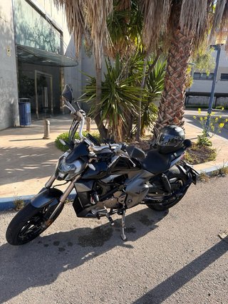 Zontes Moto Naked tipo Custom Negra y Gris