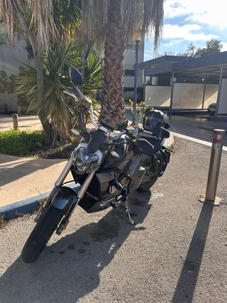Zontes Moto Naked tipo Custom Negra y Gris