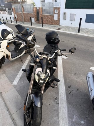 Zontes Moto Naked tipo Custom Negra y Gris
