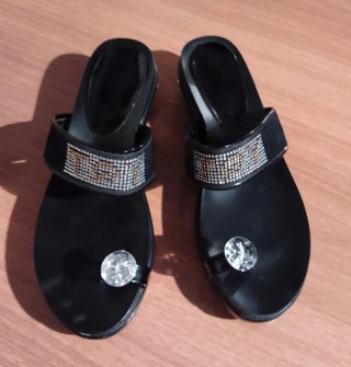 Sandalias negras con pedrería y plataforma