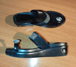 Sandalias negras con pedrería y plataforma
